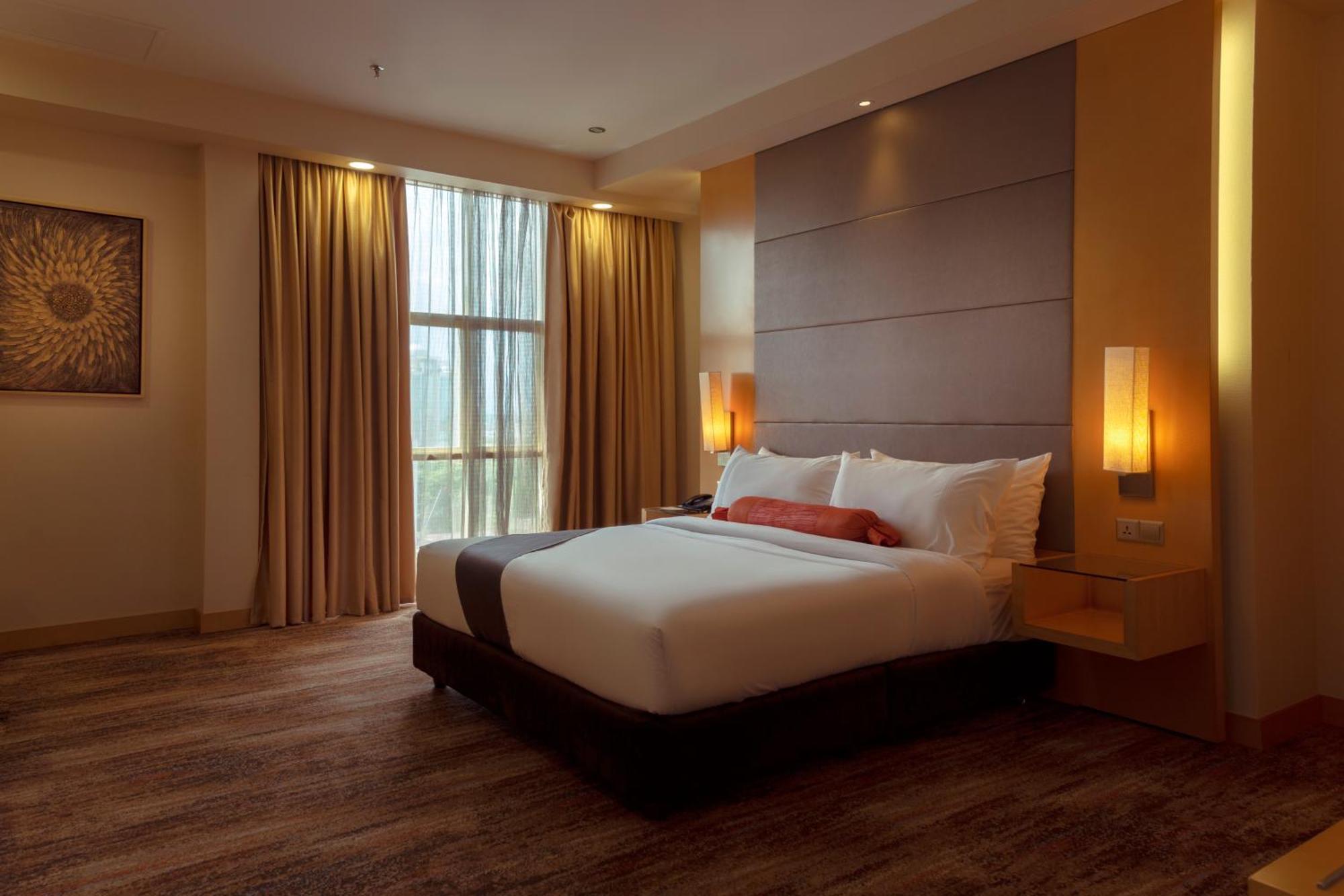 Premier King Suite (City View)